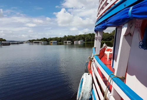 Melhores Passeios de Barco em Manaus: Roteiros e Experiências Inesquecíveis. Oferece uma rica tapeçaria de cultura, biodiversidade