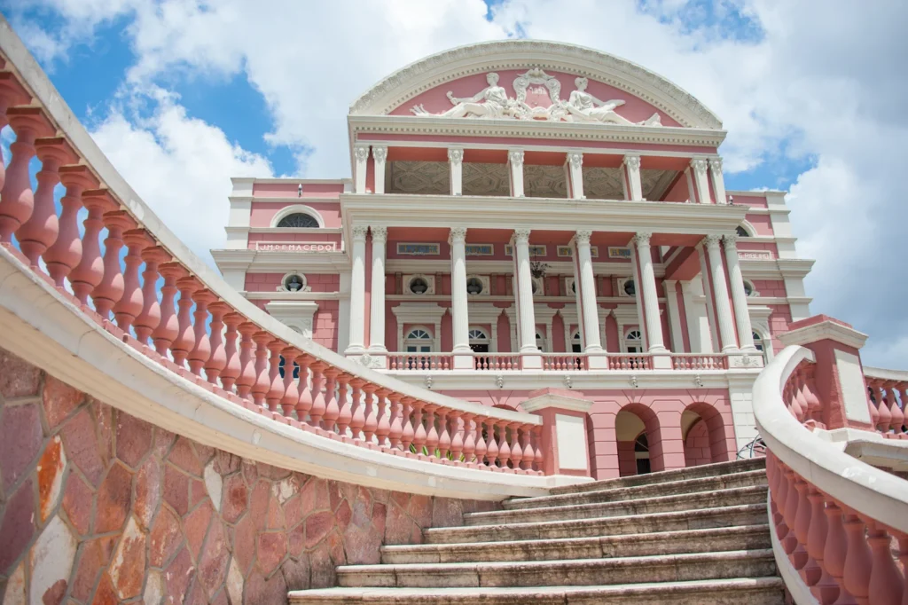 Teatro Amazonas: un'icona storica e culturale di Manaus. Il Teatro Amazonas è un simbolo monumentale e culturale di Manaus