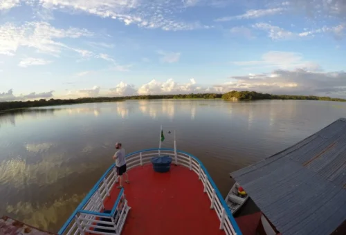 Manaus Santarém. A viagem é maravilhosa!! Porém recomendamos a todos os nossos turistas trazerem sempre bolachas, pães, frutas...