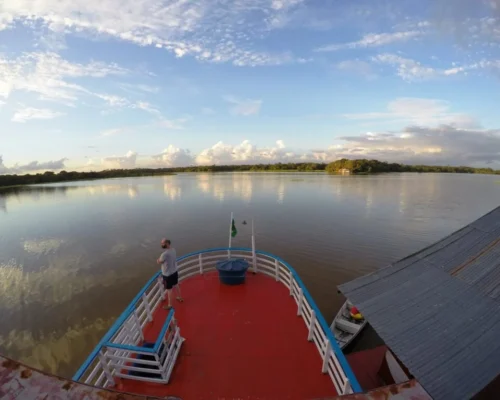 Manaus Santarém. A viagem é maravilhosa!! Porém recomendamos a todos os nossos turistas trazerem sempre bolachas, pães, frutas...