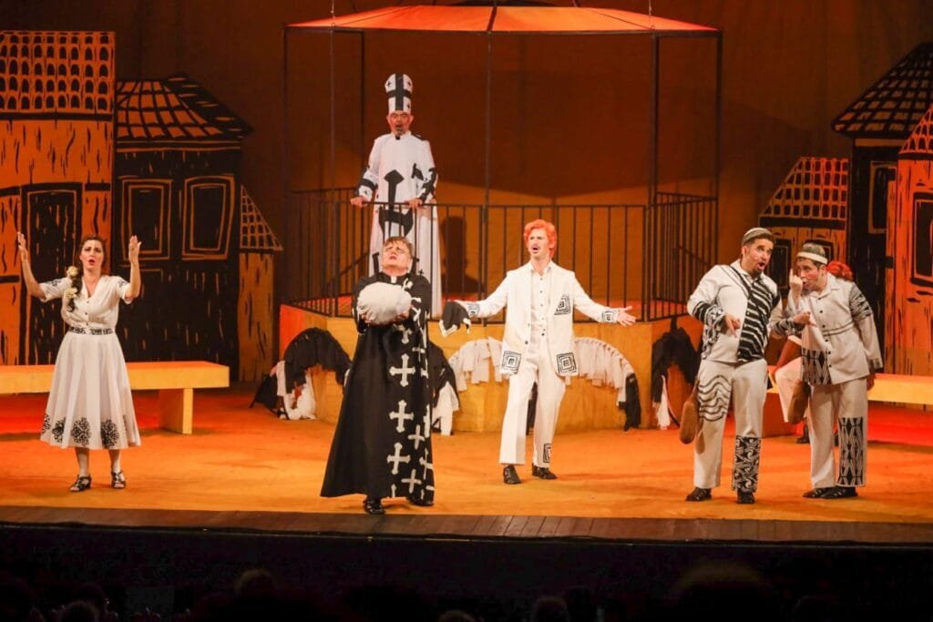 “O Auto da Compadecida” No Teatro Amazonas. Se você está em busca de um espetáculo que una humor, crítica social, religiosidade...